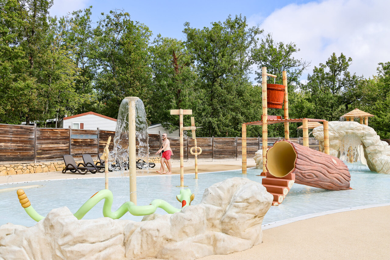 Aire de jeux aquatique avec toboggan et seau basculeur au camping CLICOCHIC Lou Castel.