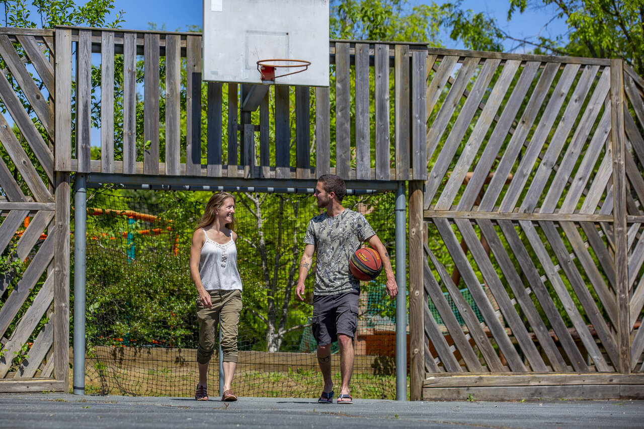 Terrain de basketball avec couple au camping CLICOCHIC Lou Castel � Castelnaud-la-Chapelle (24).