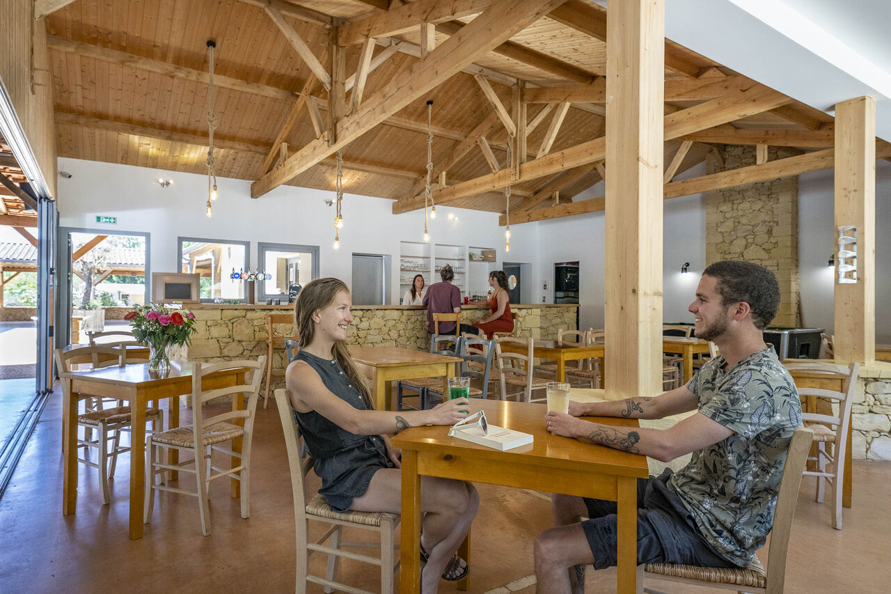 Bar et restaurant int�rieurs modernes au camping CLICOCHIC Lou Castel � Castelnaud-la-Chapelle (24).