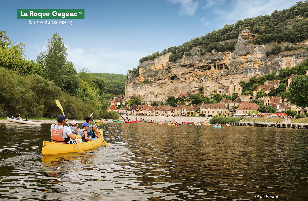 Village de La Roque Gageac et cano�s sur la Dordogne, � visiter pr�s du camping.