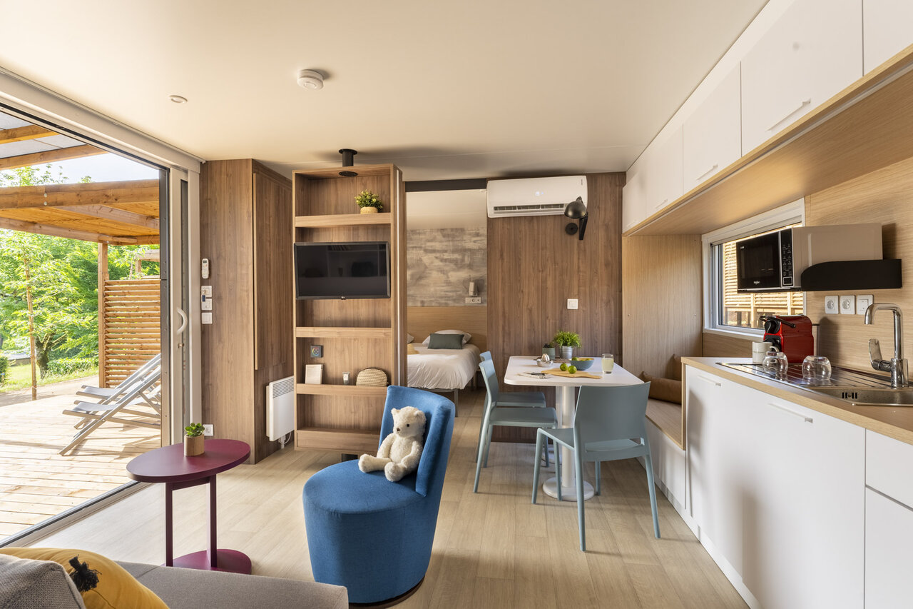 Mobile-home moderne, salon, cuisine au camping CLICOCHIC Lou Castel � Castelnaud-la-Chapelle.