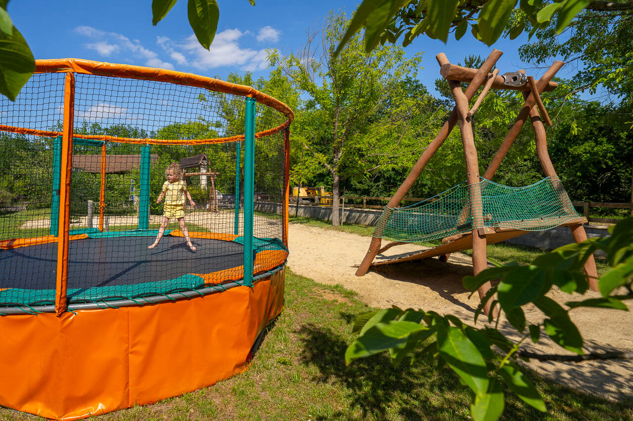 Trampoline, jeux enfants au camping CLICOCHIC Lou Castel � Castelnaud-la-Chapelle (24).