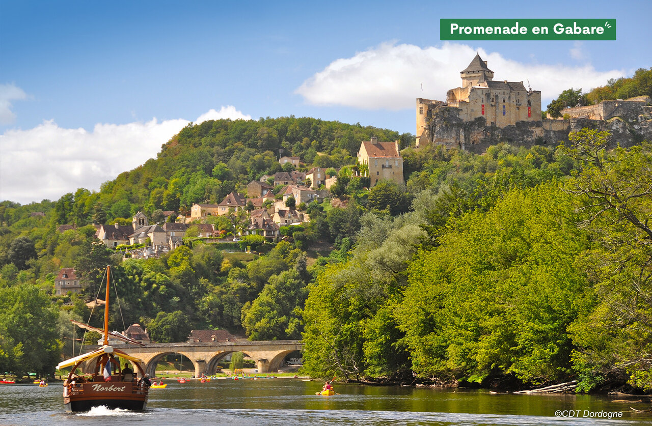 Gabarre, kayaks, ch�teau et village au camping CLICOCHIC Lou Castel � Castelnaud-la-Chapelle.