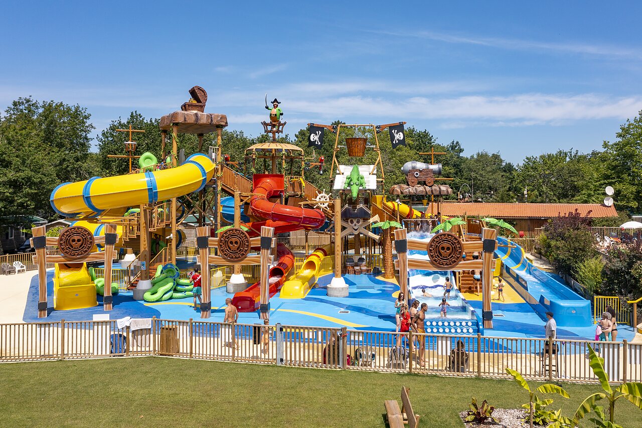 Grand parc aquatique pirate avec toboggans color�s et jeux d'eau au camping CAPFUN Lou Puntaou � LEON (40).