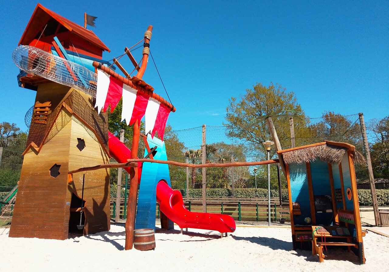Aire de jeux th�matique pirate avec toboggans au camping CAPFUN Lou Puntaou � LEON (40).