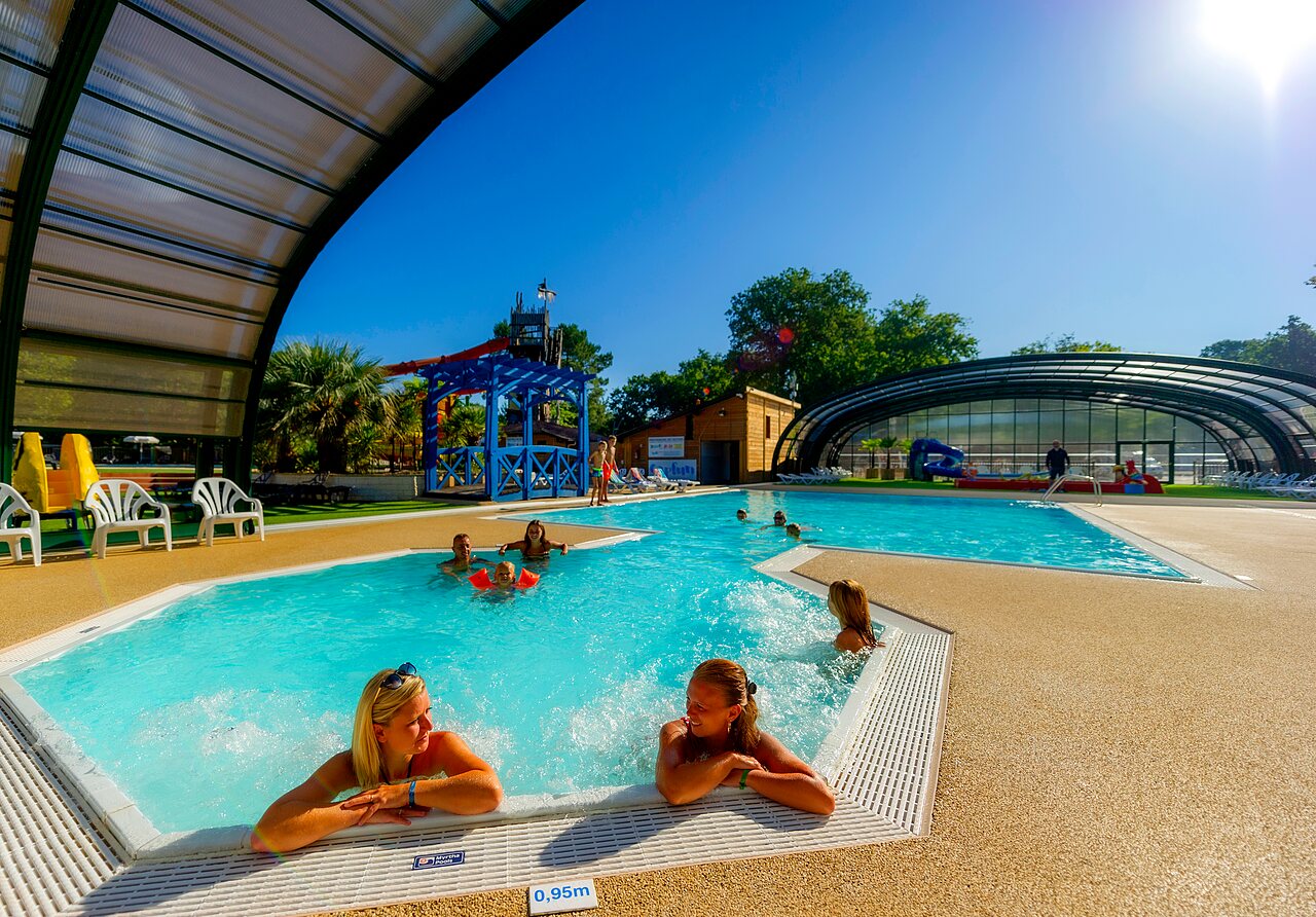 Piscine ext�rieure avec jacuzzi, toboggan aquatique et bassin couvert au camping CAPFUN Lou Puntaou � LEON (40).