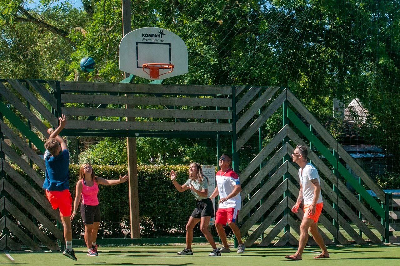 Basketball sur terrain multisport au camping CAPFUN Lou Puntaou � LEON (40).