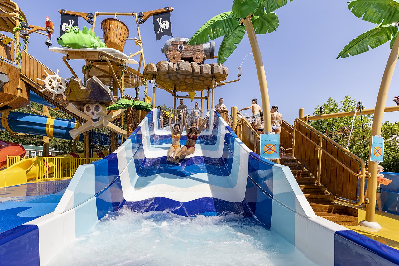 Toboggan aquatique g�ant et structure pirate au camping CAPFUN Lou Puntaou � LEON (40).