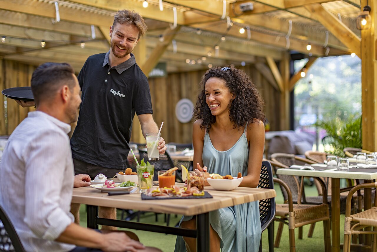 Restaurant ext�rieur, au camping CAPFUN Lou Puntaou � LEON (40).