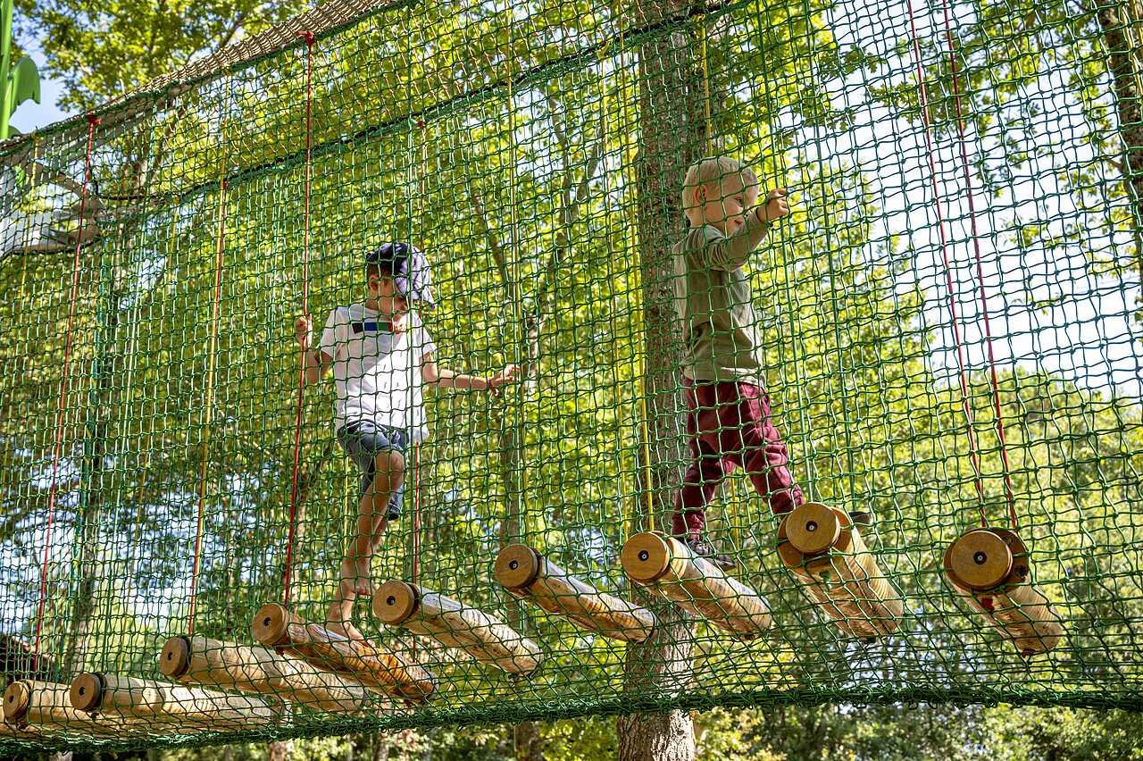 Parcours d'aventure suspendu pour enfants dans les arbres au camping CAPFUN Lou Puntaou � LEON (40).