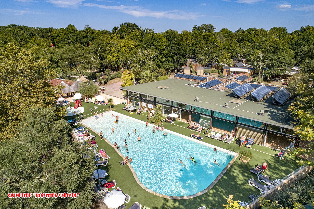 Grande piscine ext�rieure et int�rieure avec toboggans au camping CAPFUN Lou Puntaou � LEON (40).