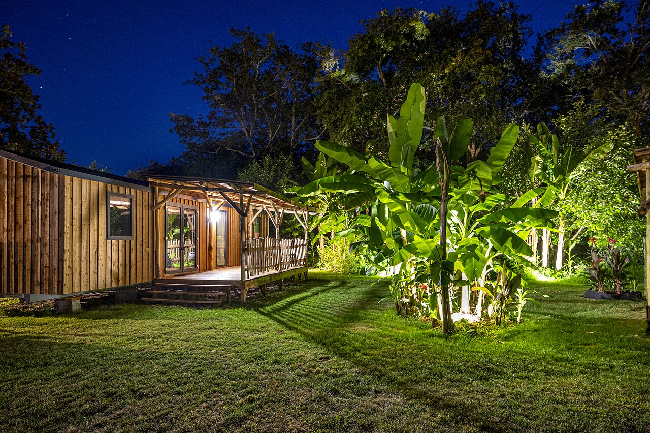 Mobil-home bois, terrasse, nuit. Camping CAPFUN Lou Puntaou � LEON (40).