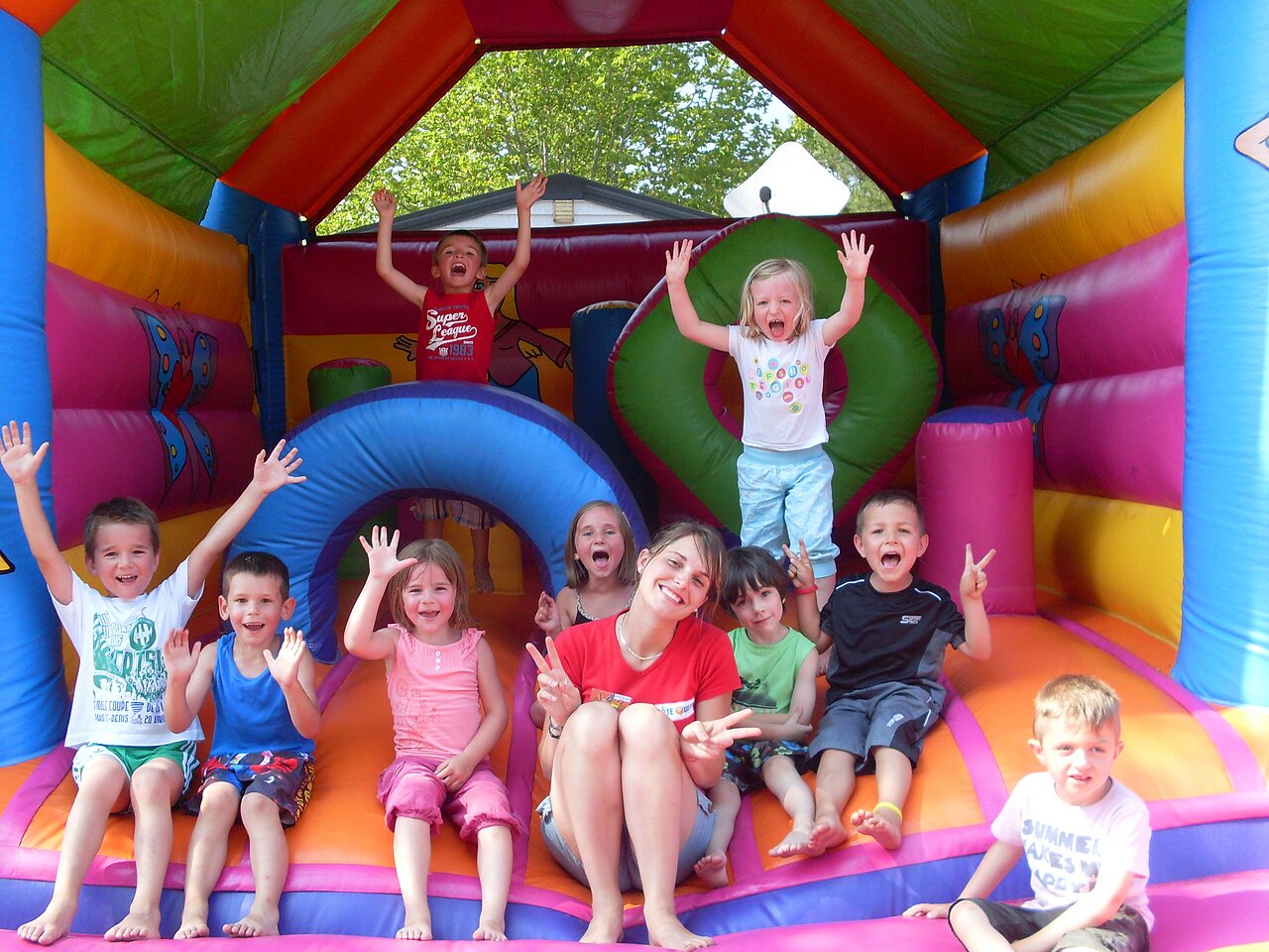 Enfants rieurs dans un ch�teau gonflable color� au camping CAPFUN Lou Puntaou � LEON (40).