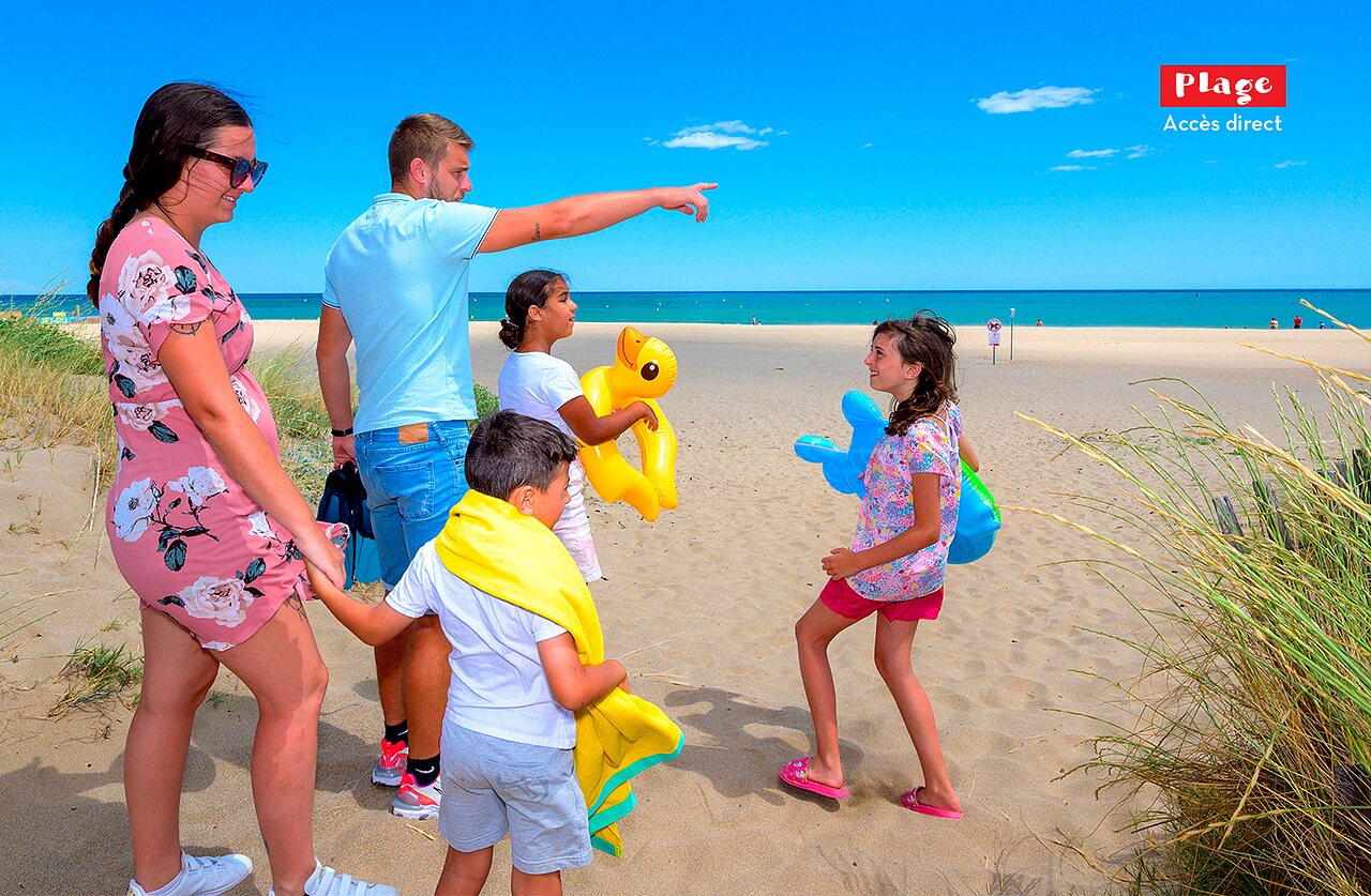 Famille avec enfants sur la plage au CAPFUN Lou Village � Vendres (34).