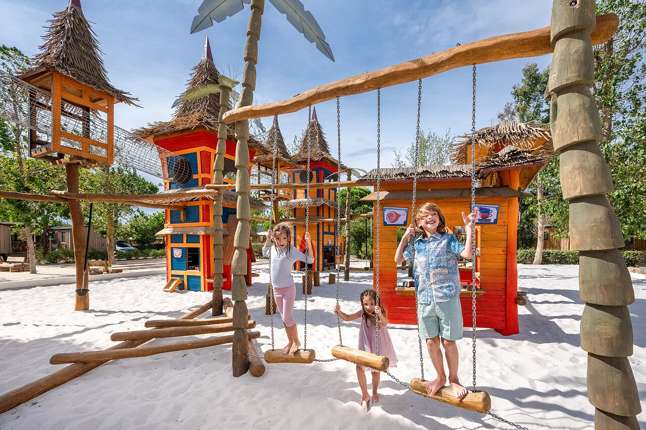 Aire de jeux, enfants sur balan�oires, camping CAPFUN Lou Village � Vendres (34).