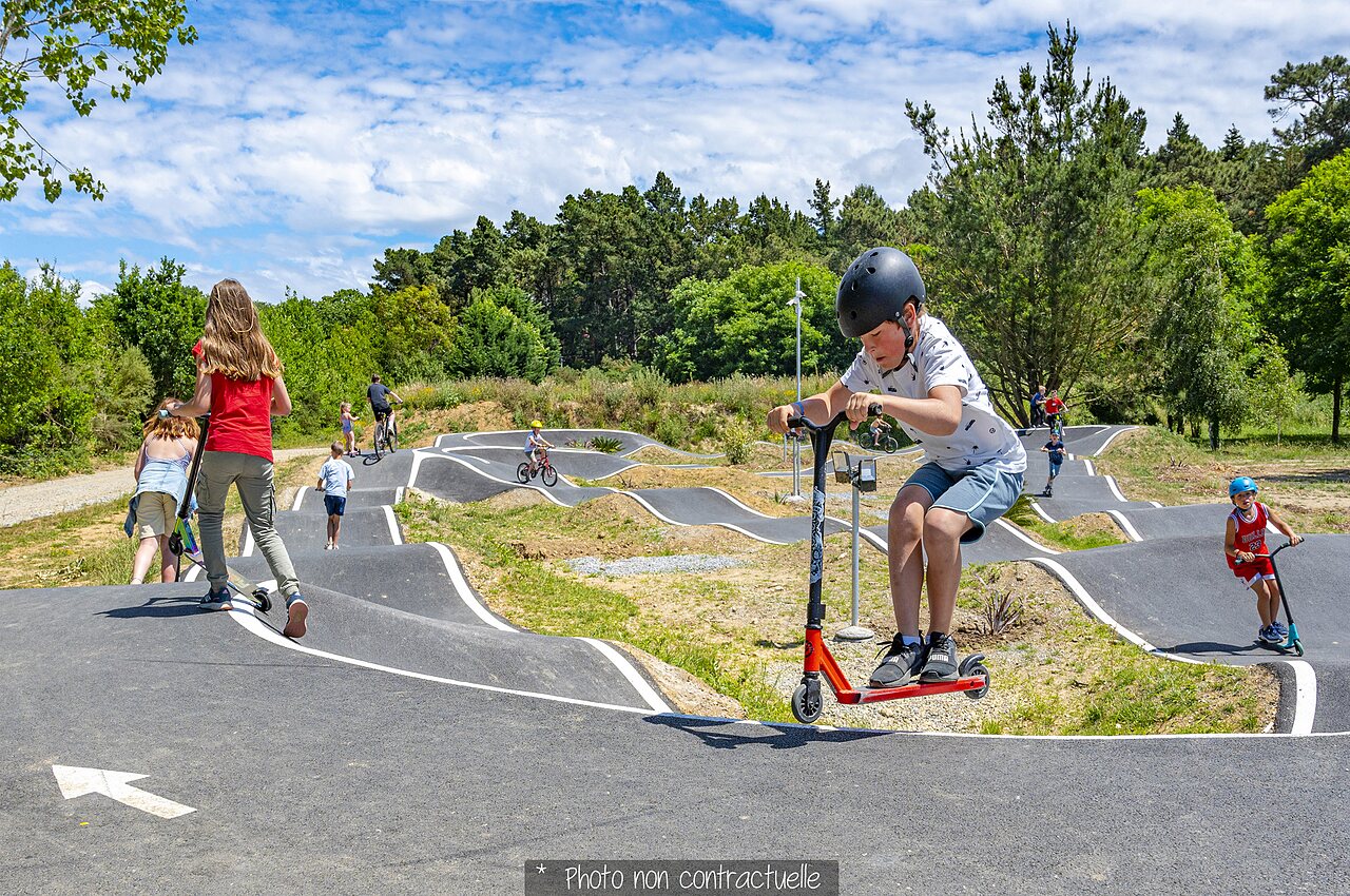 Pump track avec enfants en trottinettes et v�los au camping CAPFUN Lou Village � Vendres.