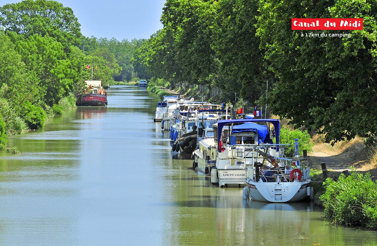 Bateaux sur le Canal du Midi, site class� UNESCO, � visiter pr�s de Vendres.