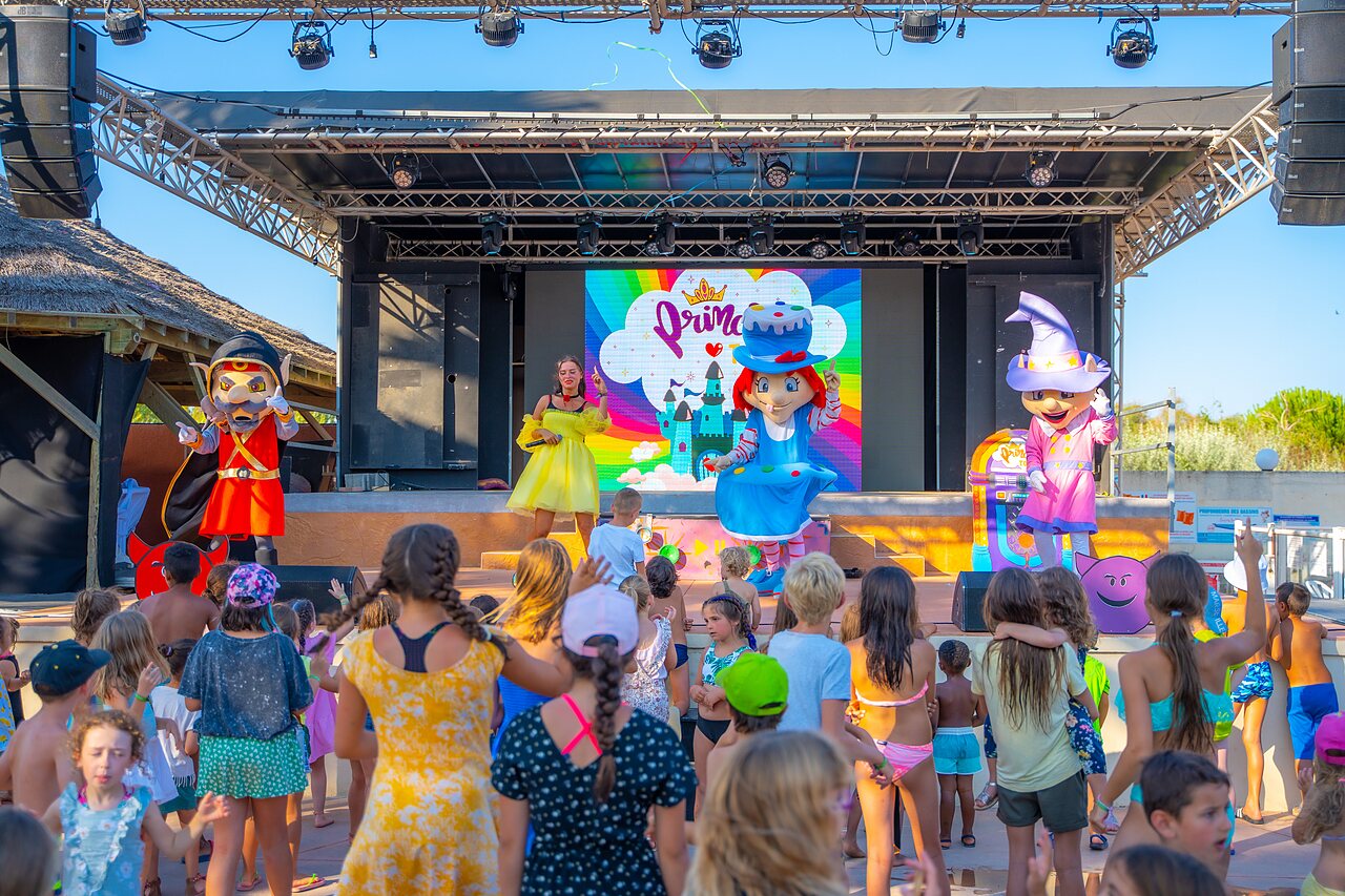 Spectacle d'animation enfants avec mascottes sur sc�ne au camping CAPFUN Lou Village � Vendres.