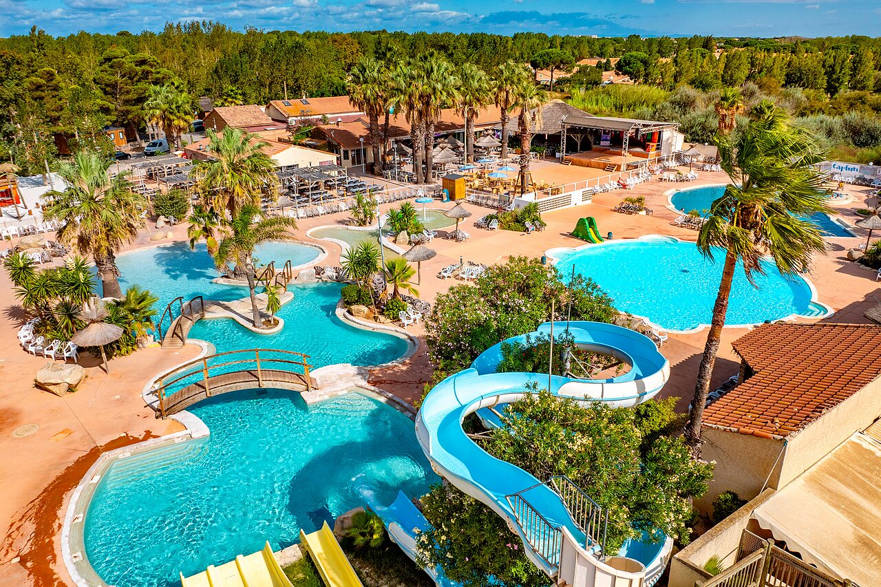 Grand parc aquatique, toboggans, piscines ext�rieures au camping CAPFUN Lou Village � Vendres (34).