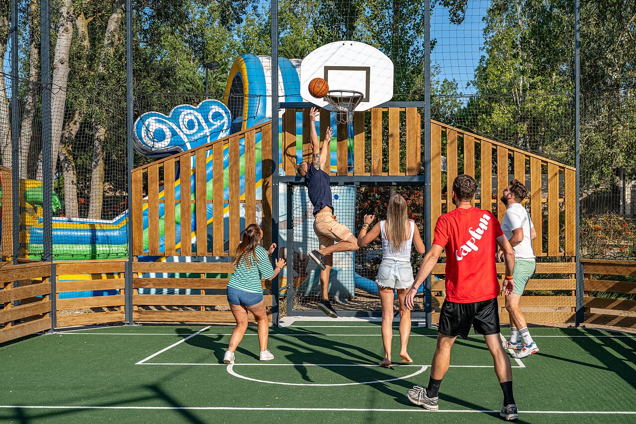 Terrain multisport, basketball et jeux gonflables au camping CAPFUN Lou Village � Vendres.