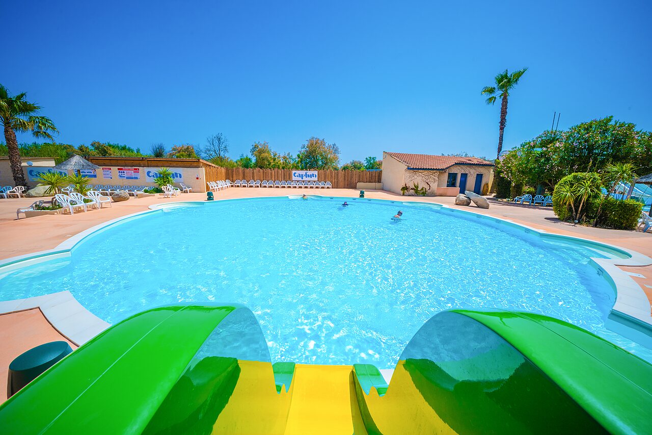 Toboggan aquatique, grande piscine ext�rieure au camping CAPFUN Lou Village � Vendres (34).