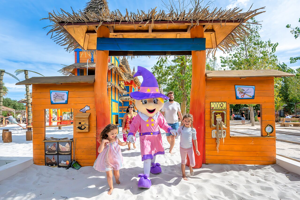 Mascotte, enfants, jeux sablonneux au camping CAPFUN Lou Village � Vendres (34).