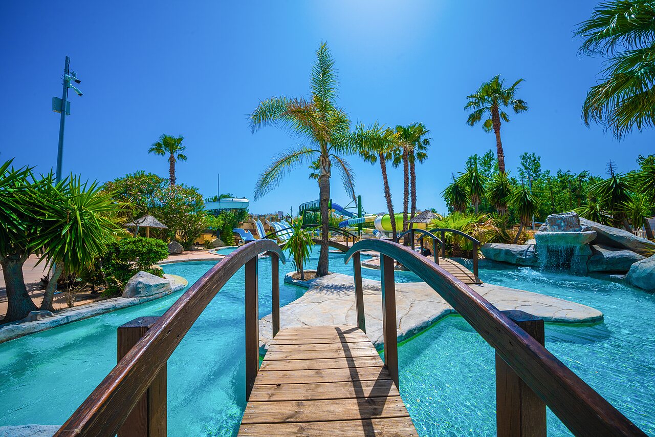 Complexe aquatique, toboggans et rivi�re lente au camping CAPFUN Lou Village � Vendres (34).