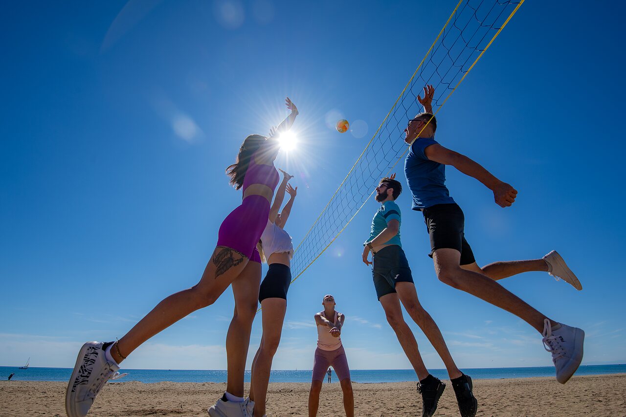 Partie de beach-volley anim�e sur la plage au camping CAPFUN Lou Village � Vendres (34).