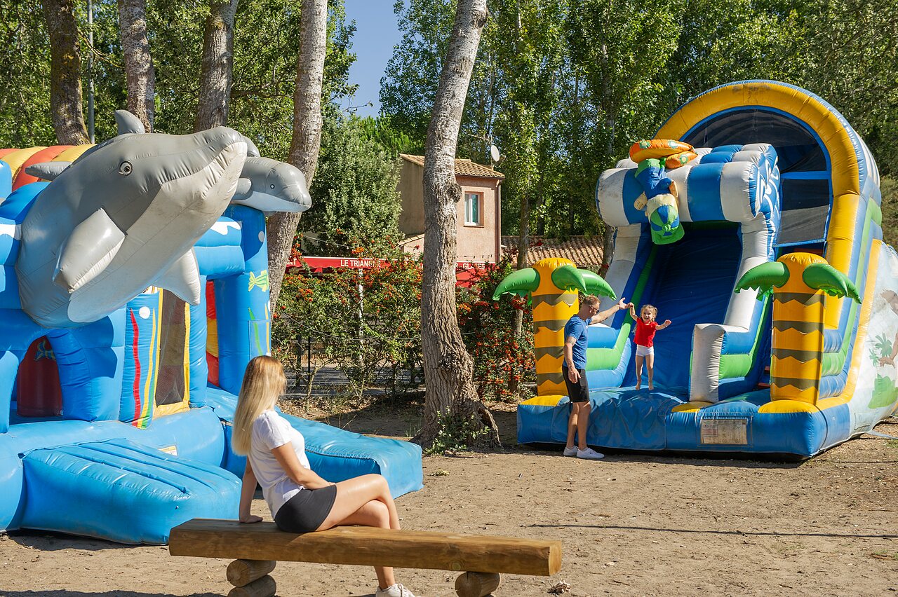 Toboggans gonflables et jeux pour enfants au camping CAPFUN Lou Village � Vendres (34).
