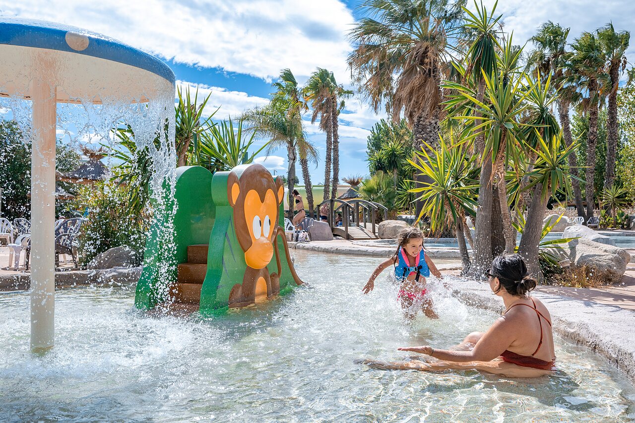 Piscine enfants, toboggan singe au camping CAPFUN Lou Village � Vendres (34).