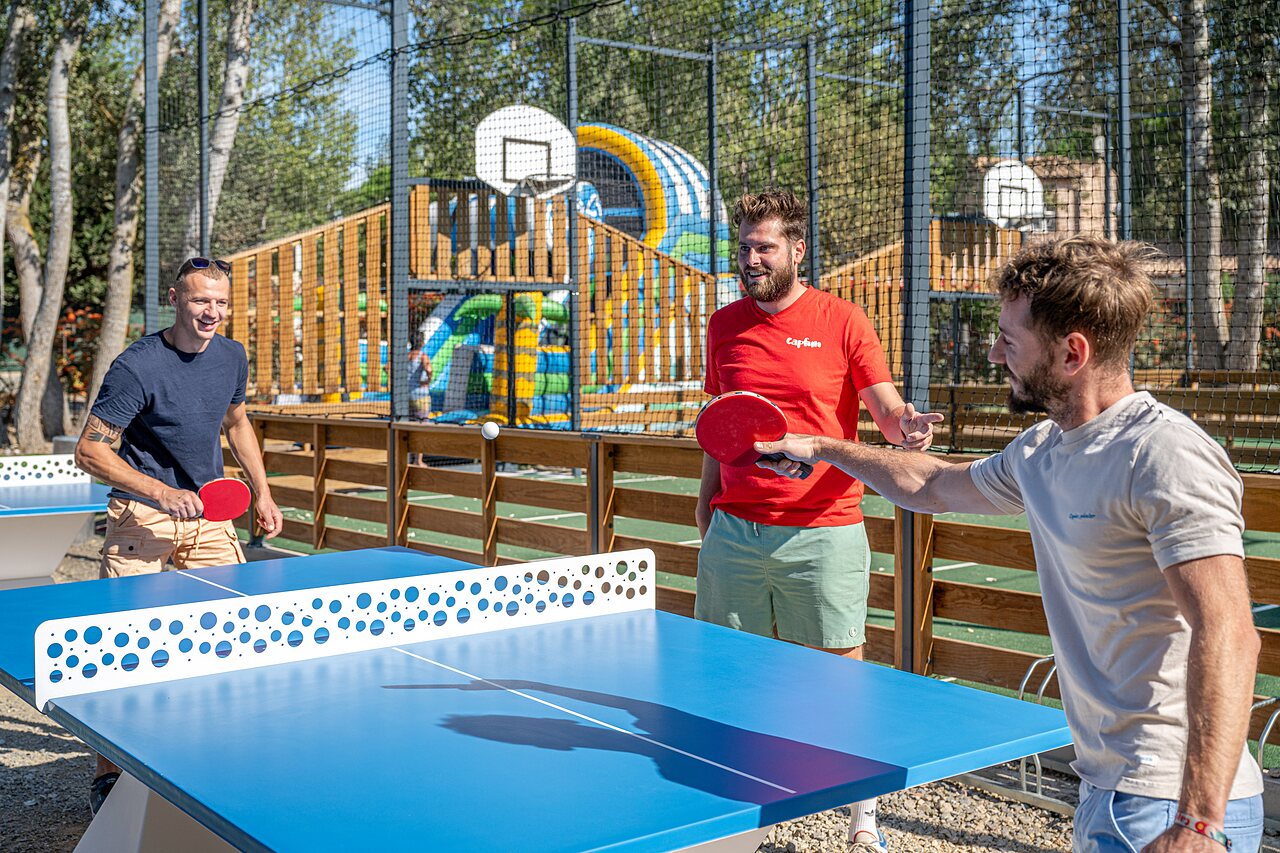 Partie de ping-pong entre amis, terrain multisport au camping CAPFUN Lou Village � Vendres (34).