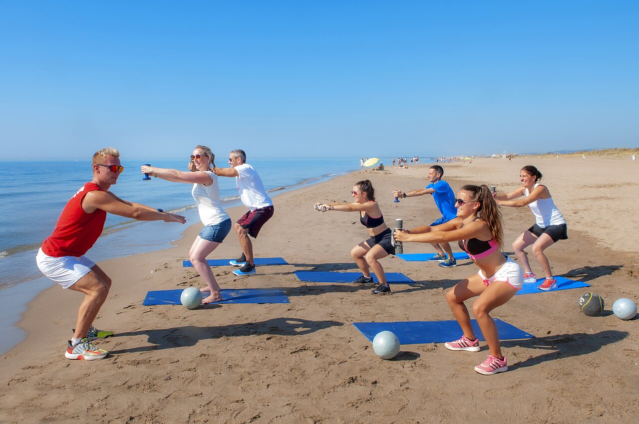 S�ance de fitness sur la plage avec animateur au camping CAPFUN Lou Village � Vendres (34).