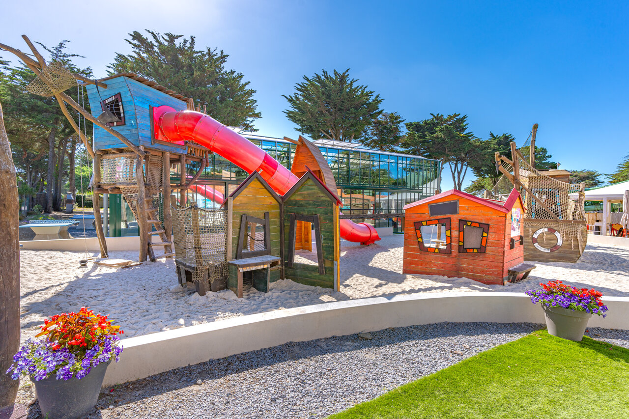 Aire de jeux enfants, toboggan, structures bois au CAPFUN Madrague PORNIC (44).