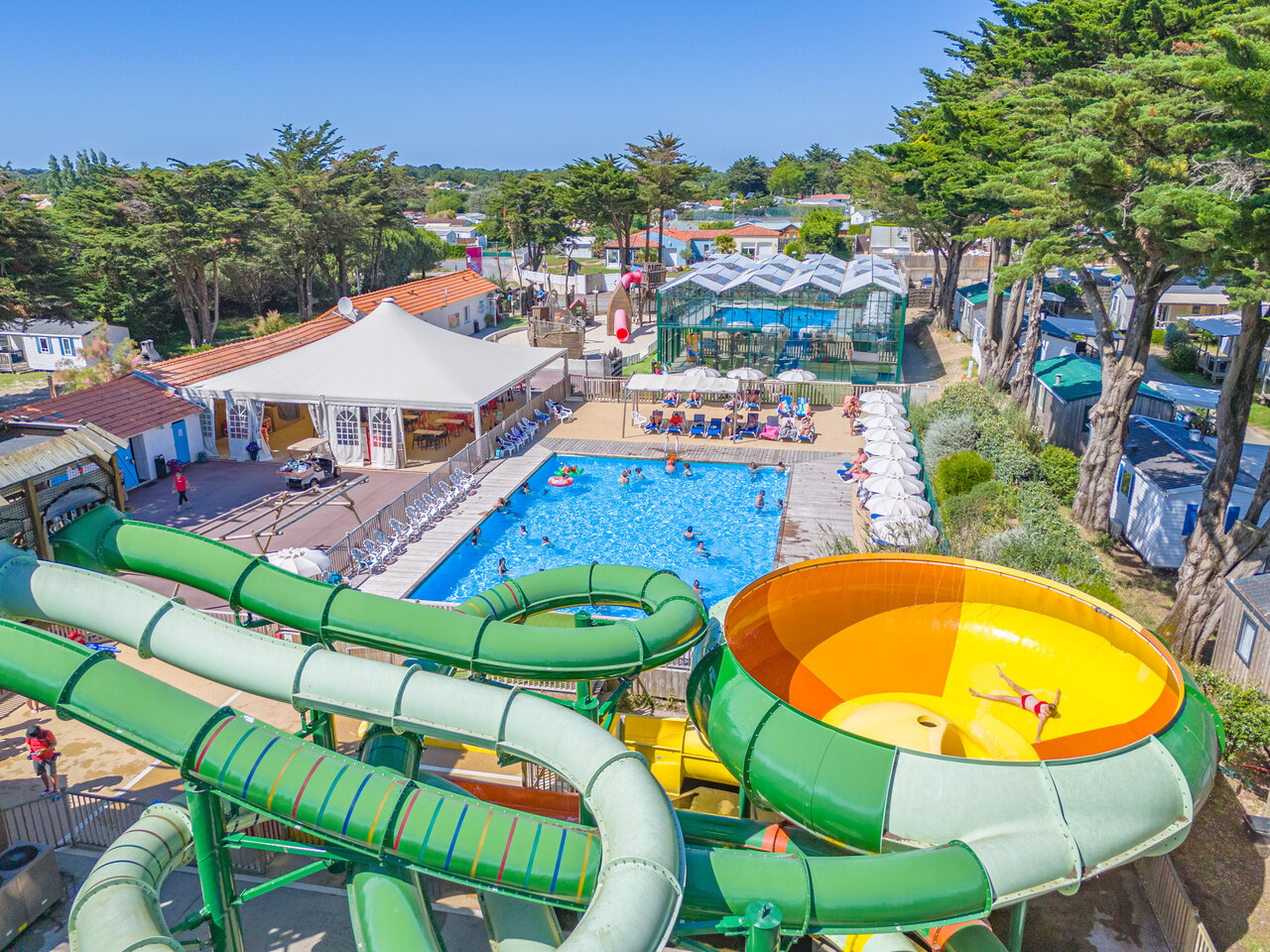 Piscine ext�rieure, toboggans aquatiques et espace couvert au camping CAPFUN Madrague � PORNIC (44).
