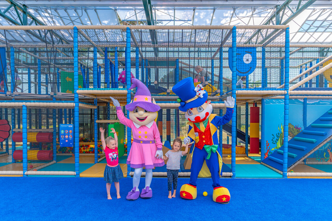 Aire de jeux int�rieure avec mascottes et enfants au camping CAPFUN Madrague � PORNIC (44).