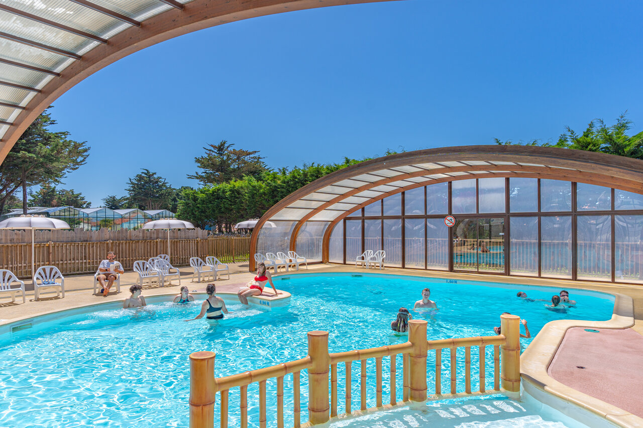 Piscine semi-couverte ext�rieure avec baigneurs au camping CAPFUN Madrague � PORNIC (44).
