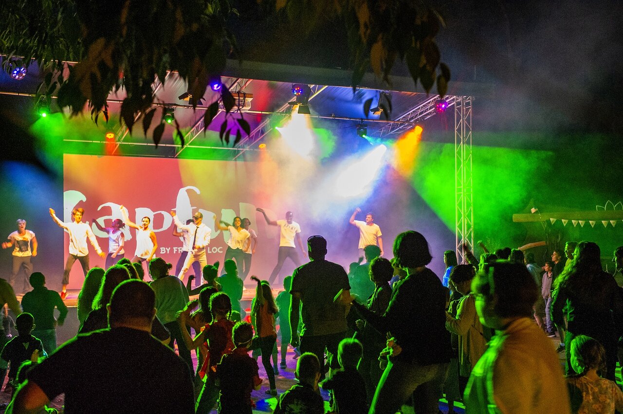 Spectacle de danse et soir�e anim�e avec public au camping CAPFUN Madrague � PORNIC (44).