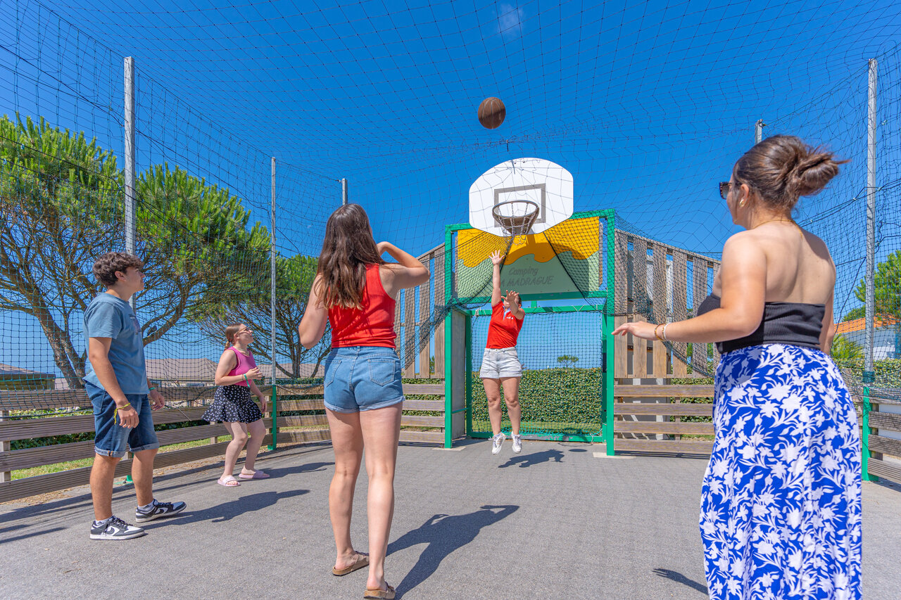 Terrain de basketball ext�rieur pour jeunes au camping CAPFUN Madrague � PORNIC (44).