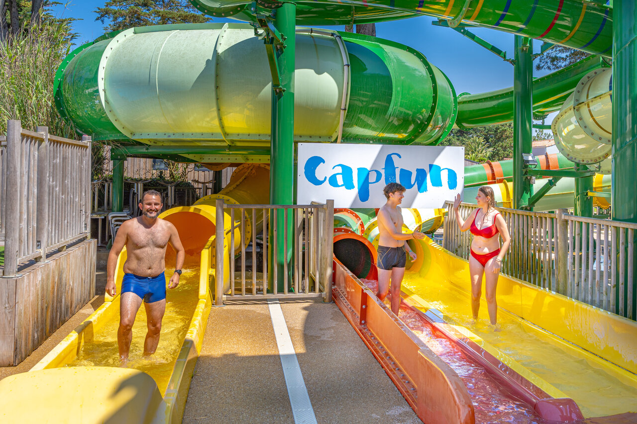 Toboggans aquatiques color�s et famille s'amusant au camping CAPFUN Madrague � PORNIC (44).