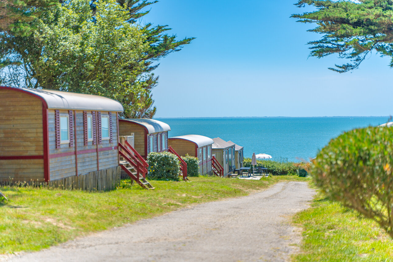 Roulottes en bois avec vue sur la mer au camping CAPFUN Madrague � PORNIC (44).
