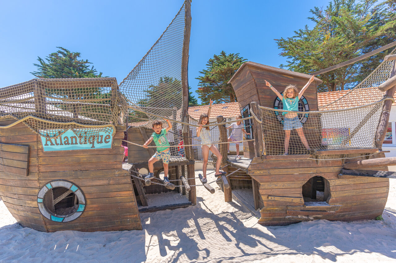 Aire de jeux bateau pirate avec enfants joyeux au camping CAPFUN Madrague � PORNIC (44).