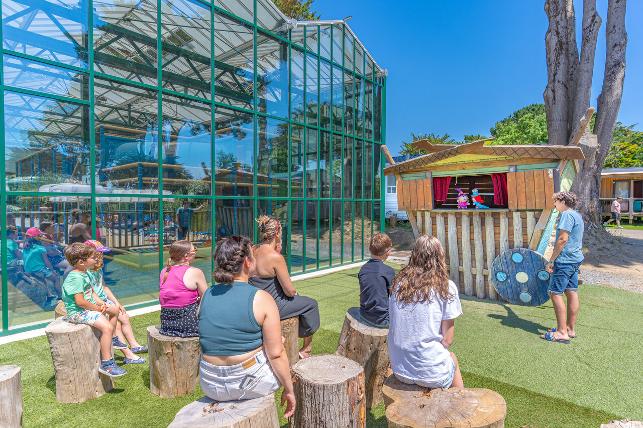 Spectacle de marionnettes et aire de jeux int�rieure au camping CAPFUN Madrague � PORNIC (44).