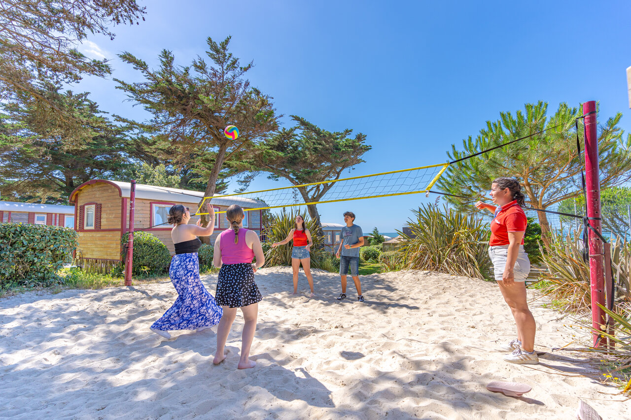 Terrain de beach-volley avec jeunes et animateur au camping CAPFUN Madrague � PORNIC (44).