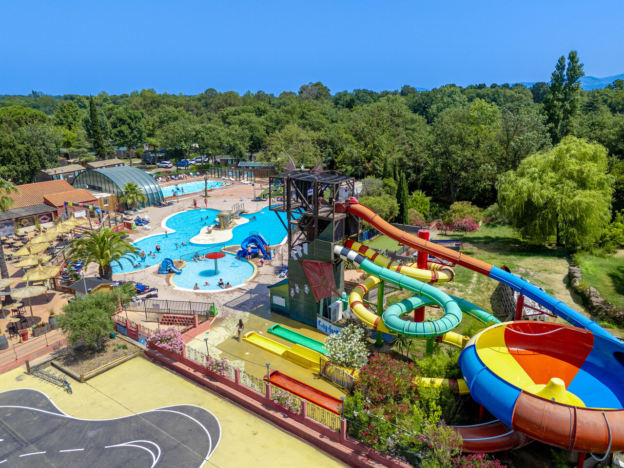 Toboggans aquatiques et piscines ext�rieures au camping CAPFUN Mael � ARGELES SUR MER (66).