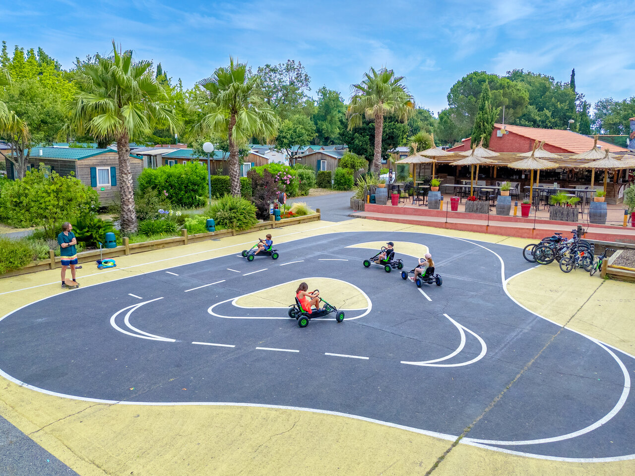 Enfants sur karts � p�dales sur piste de jeux au camping CAPFUN Mael � ARGELES SUR MER (66).