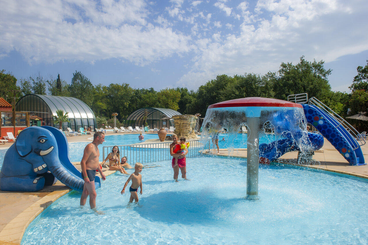 Piscine ext�rieure, toboggan �l�phant, jeux d'eau CAPFUN Mael � ARGELES SUR MER.