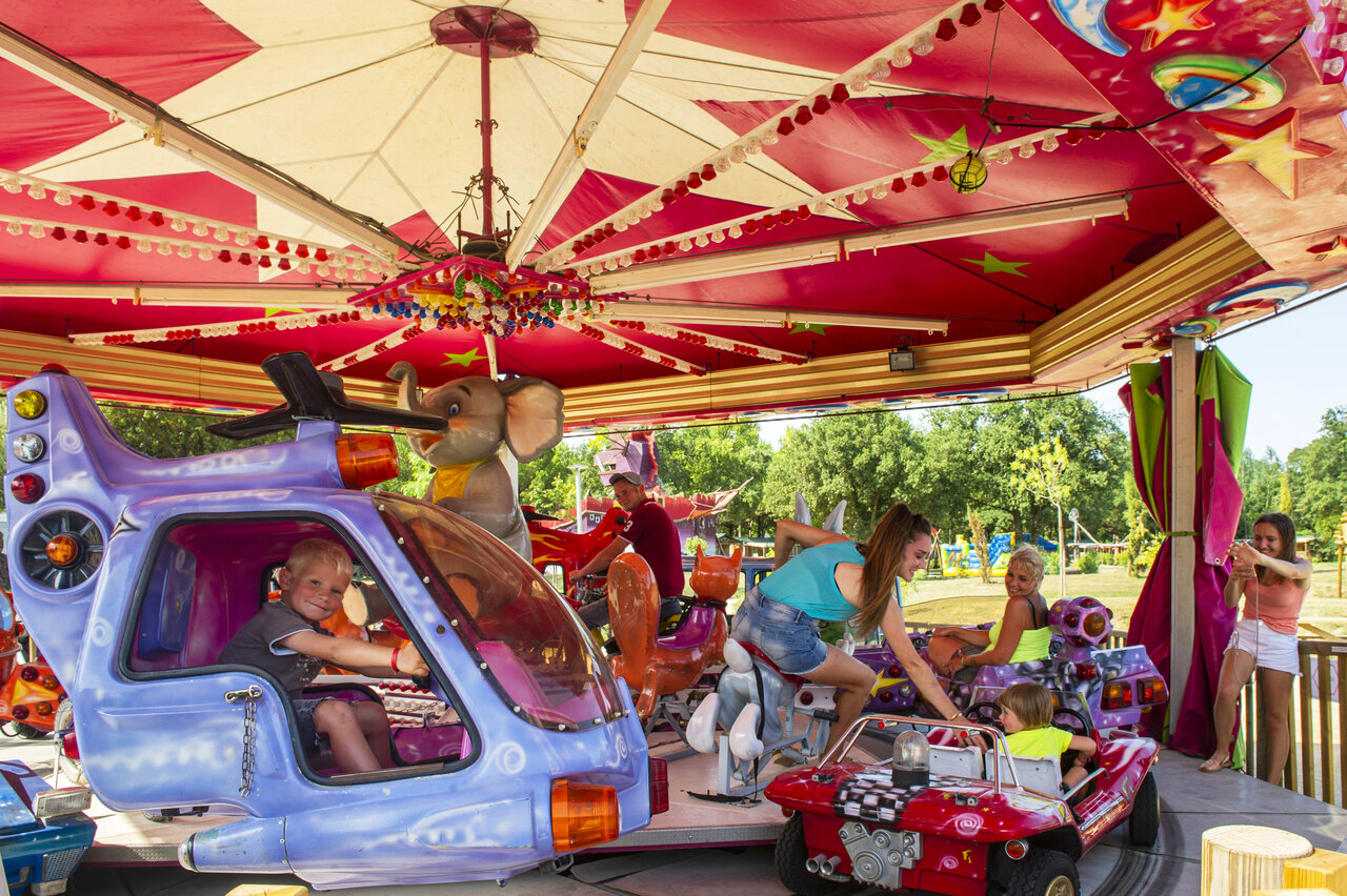 Man�ge pour enfants avec h�licopt�re et voiture au camping CAPFUN Mael � ARGELES SUR MER (66).