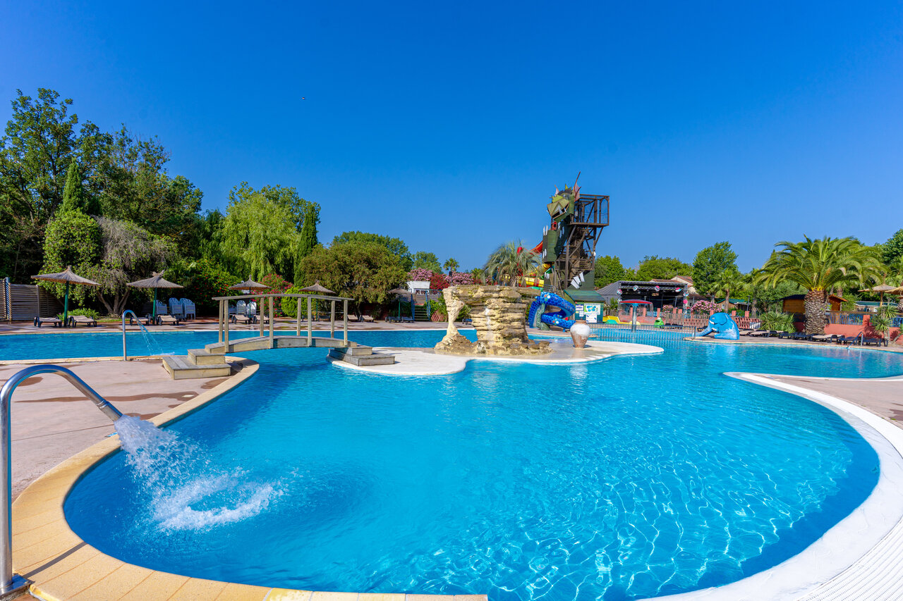 Piscine ext�rieure avec toboggan au camping CAPFUN Mael � ARGELES SUR MER (66).