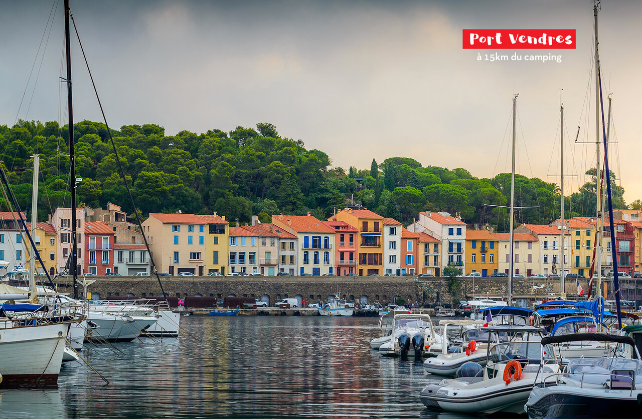 Port Vendres, port de plaisance avec bateaux et maisons color�es pr�s d'Argel�s-sur-Mer.