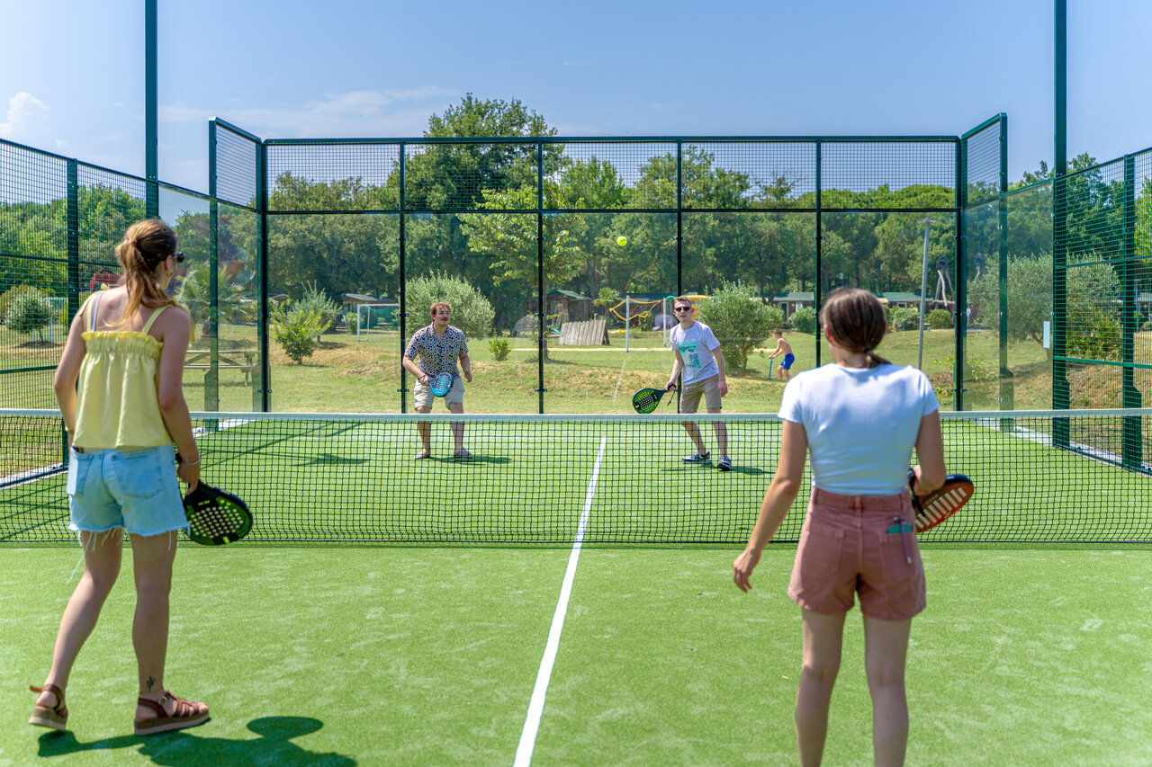 Joueurs de padel sur un terrain de sport au camping CAPFUN Mael � ARGELES SUR MER (66).